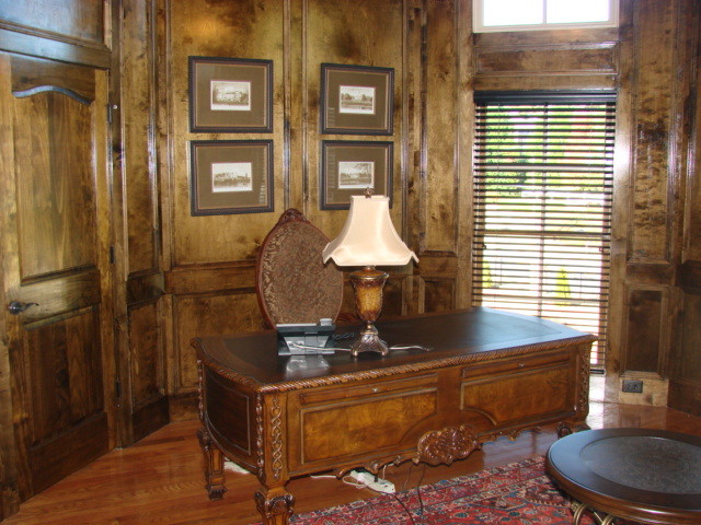 Exemple d'un bureau chic de taille moyenne avec un mur marron, parquet foncé et un bureau indépendant.