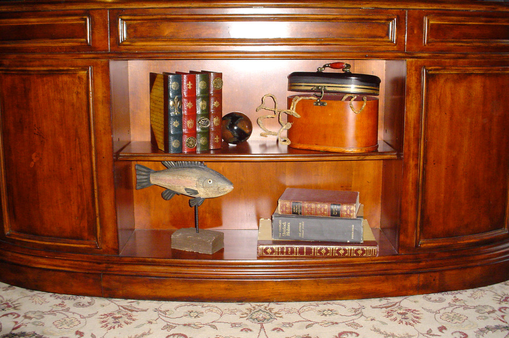 Idéer för mellanstora vintage hemmabibliotek, med gröna väggar, mellanmörkt trägolv, ett fristående skrivbord och brunt golv
