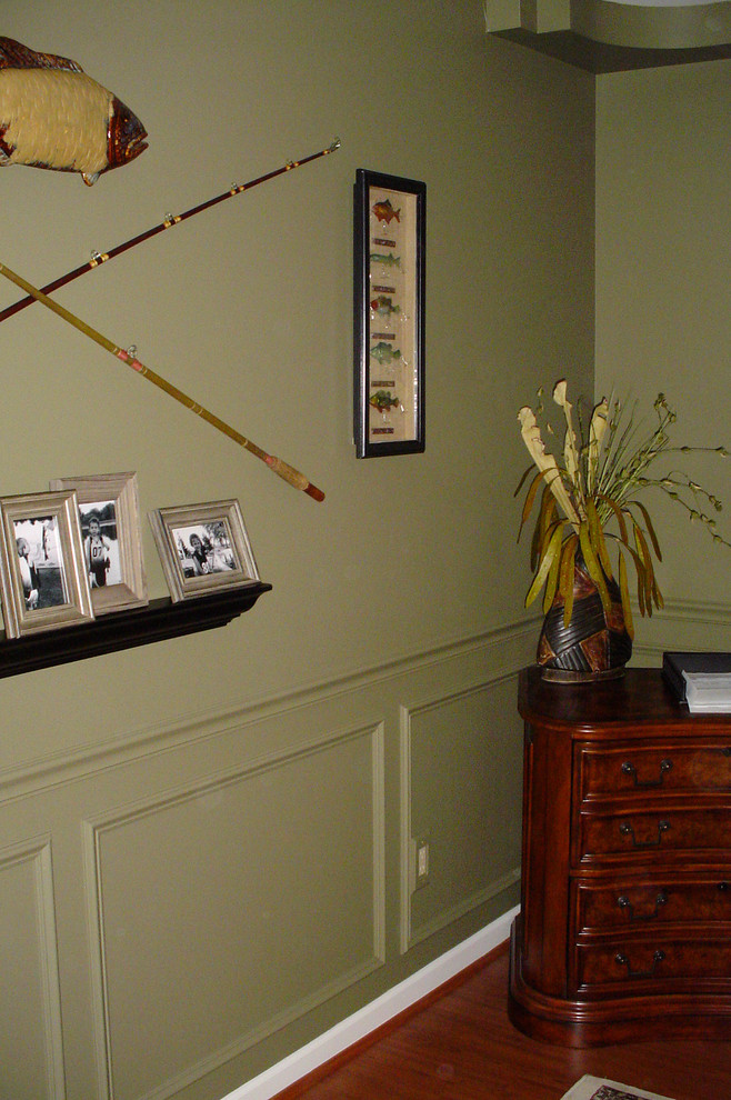 Esempio di un ufficio tradizionale di medie dimensioni con pareti verdi, pavimento in legno massello medio, scrivania autoportante e pavimento marrone