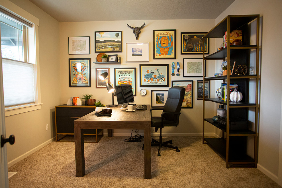 Ejemplo de despacho tradicional renovado de tamaño medio con paredes beige, moqueta y escritorio independiente