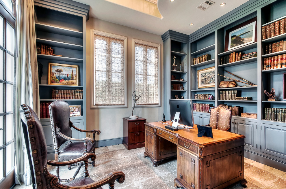 Aménagement d'un bureau avec une bibliothèque ou un coin lecture, un mur gris, un bureau indépendant et un sol beige.
