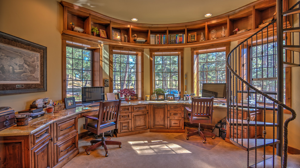 Exempel på ett stort klassiskt hemmabibliotek, med beige väggar, heltäckningsmatta och ett inbyggt skrivbord