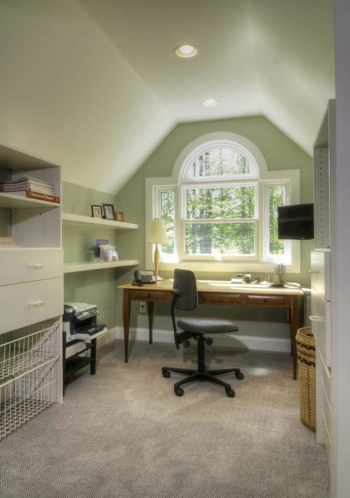 Idées déco pour un bureau classique de taille moyenne avec un mur vert, moquette, aucune cheminée et un bureau indépendant.