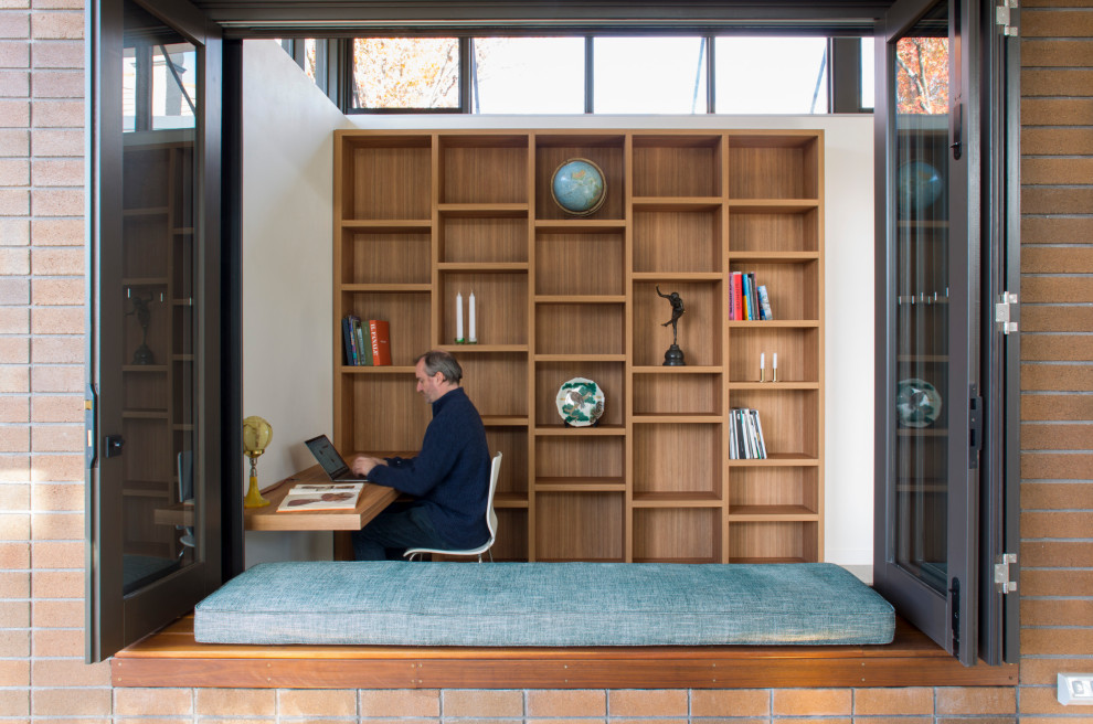 Mittelgroßes Modernes Lesezimmer mit weißer Wandfarbe, Betonboden, freistehendem Schreibtisch und grauem Boden in Sydney