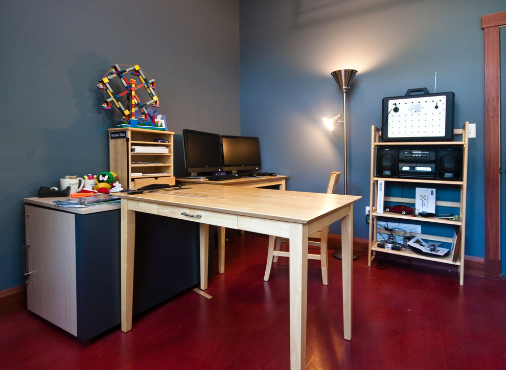 Esempio di uno studio design con pareti blu, pavimento in linoleum e scrivania autoportante