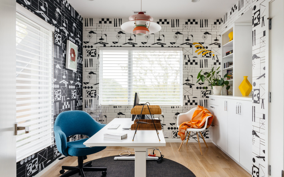 Cette photo montre un bureau rétro de taille moyenne avec un mur blanc, parquet clair, un bureau indépendant et un sol marron.