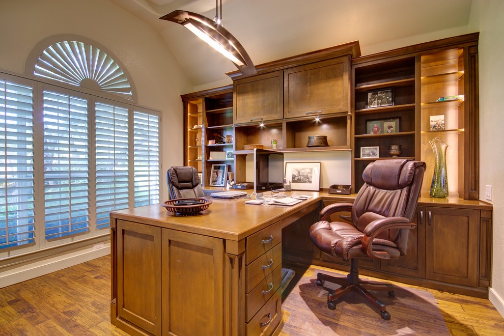 Aménagement d'un bureau craftsman de taille moyenne avec un mur beige, un sol en bois brun, aucune cheminée et un bureau intégré.