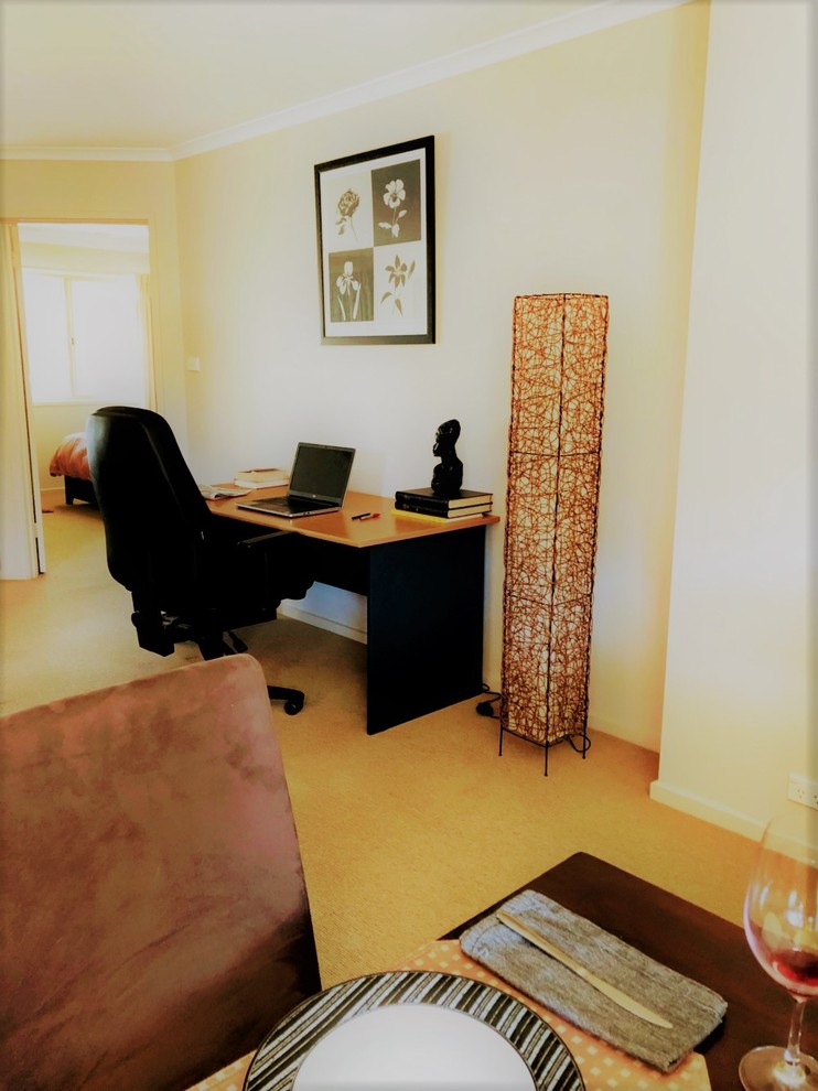 Immagine di un grande studio chic con pareti grigie, moquette, scrivania autoportante e pavimento beige