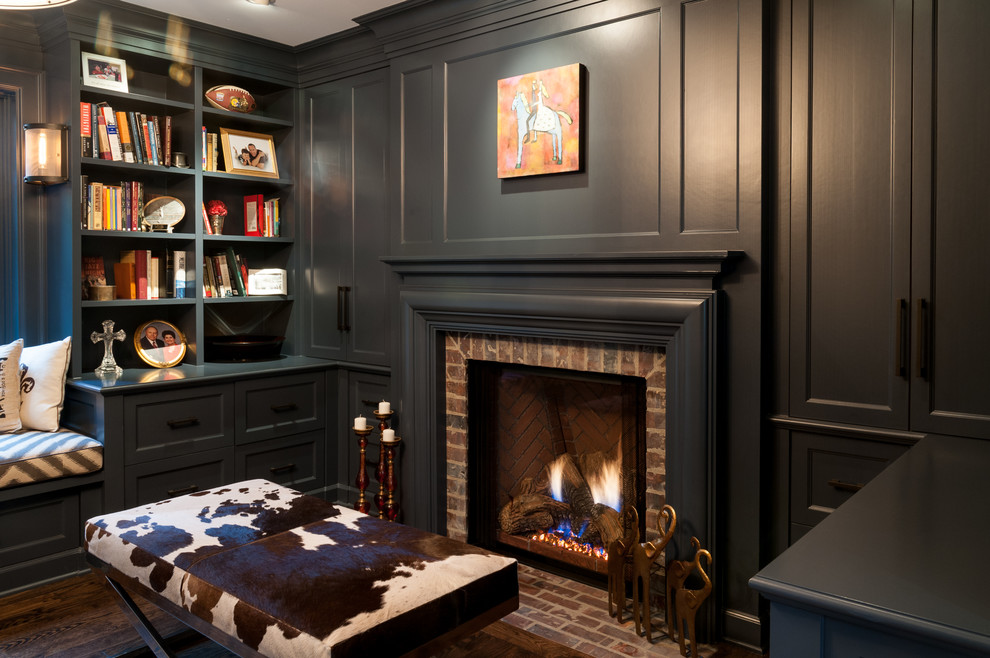 シアトルにあるエクレクティックスタイルのおしゃれなホームオフィス・書斎 (レンガの暖炉まわり、黒い壁) の写真