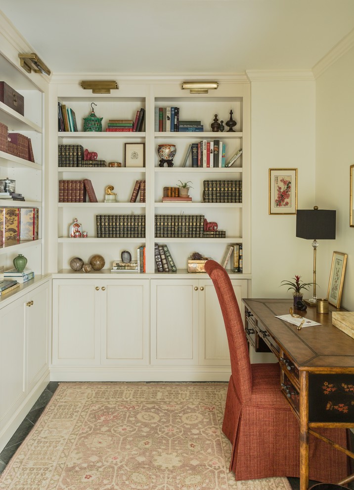 Diseño de despacho tradicional renovado de tamaño medio sin chimenea con paredes blancas, escritorio independiente, suelo negro y suelo de baldosas de cerámica