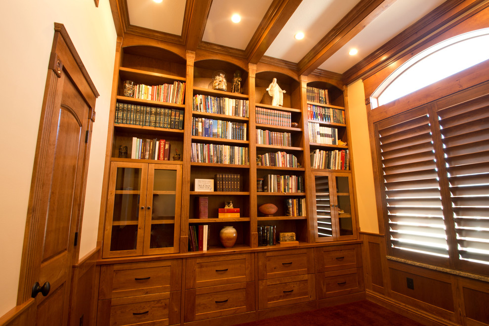 Idée de décoration pour un bureau tradition de taille moyenne avec un mur beige, aucune cheminée, une bibliothèque ou un coin lecture, parquet foncé et un sol marron.