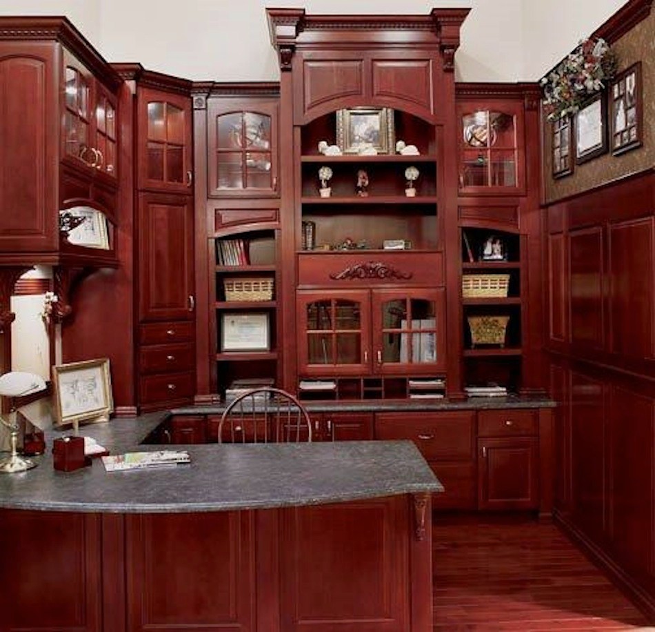 Modelo de despacho clásico pequeño sin chimenea con paredes blancas, suelo de madera oscura y escritorio empotrado