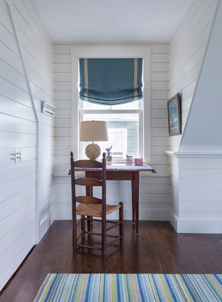 Idee per un piccolo ufficio stile marinaro con pareti bianche, parquet scuro e scrivania autoportante
