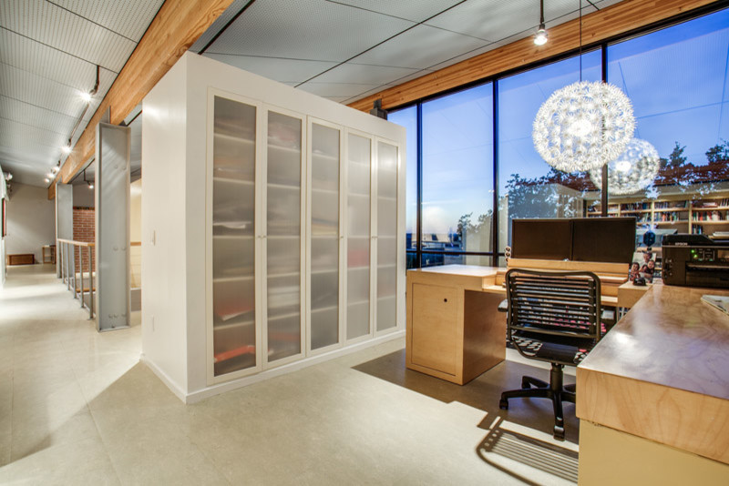Ispirazione per un piccolo atelier moderno con pareti grigie, pavimento in linoleum e scrivania incassata
