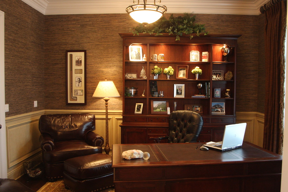 シカゴにあるトラディショナルスタイルのおしゃれなホームオフィス・書斎 (茶色い壁、自立型机) の写真