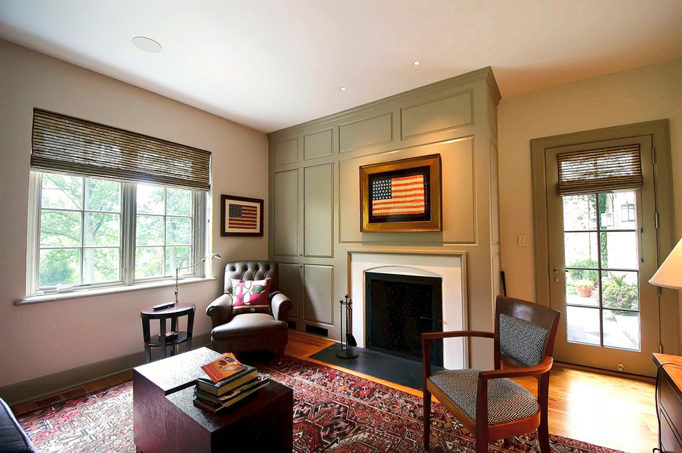 Klassisches Arbeitszimmer mit beiger Wandfarbe, braunem Holzboden und Kamin in Philadelphia