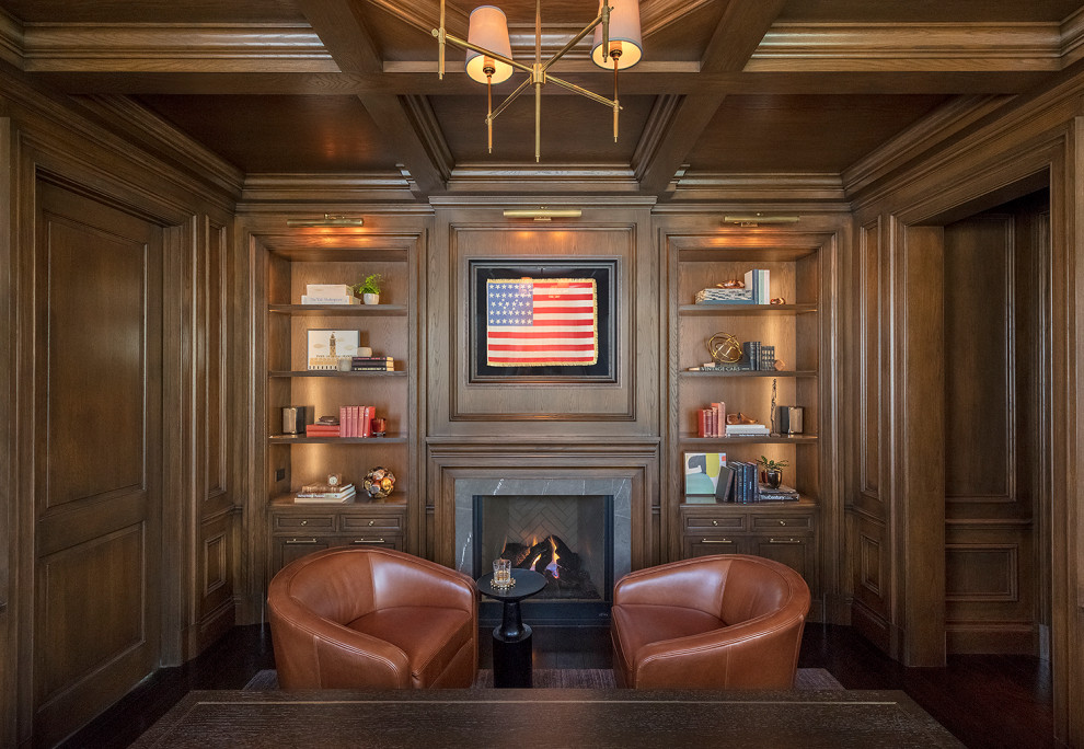 Mittelgroßes Klassisches Lesezimmer mit brauner Wandfarbe, dunklem Holzboden, Kamin, Kaminumrandung aus Holz, freistehendem Schreibtisch und braunem Boden in San Francisco