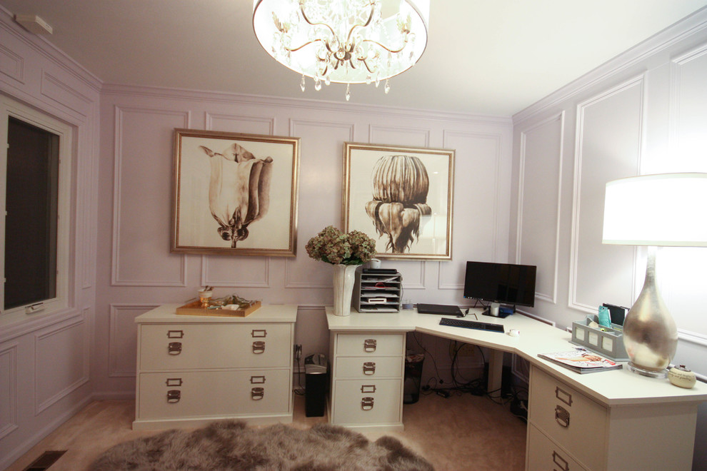 デンバーにある高級な中くらいなトランジショナルスタイルのおしゃれな書斎 (グレーの壁、カーペット敷き、暖炉なし、自立型机、ベージュの床) の写真