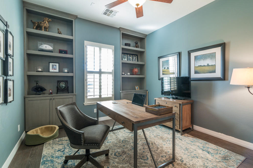 フェニックスにある中くらいなトランジショナルスタイルのおしゃれな書斎 (青い壁、濃色無垢フローリング、暖炉なし、自立型机、茶色い床) の写真