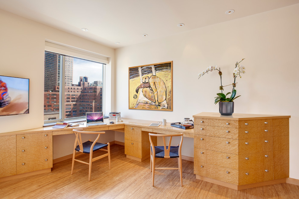 Immagine di un ufficio contemporaneo di medie dimensioni con pareti bianche, pavimento in legno massello medio, scrivania incassata e pavimento beige