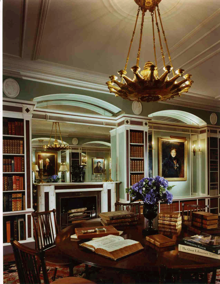 Источник вдохновения для домашнего уюта: огромный домашняя библиотека в классическом стиле с зелеными стенами, темным паркетным полом, стандартным камином, фасадом камина из плитки и отдельно стоящим рабочим столом