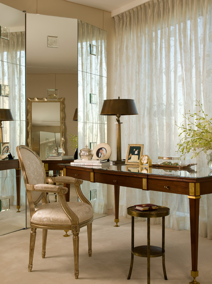 Ejemplo de despacho tradicional de tamaño medio con moqueta, escritorio independiente y paredes beige