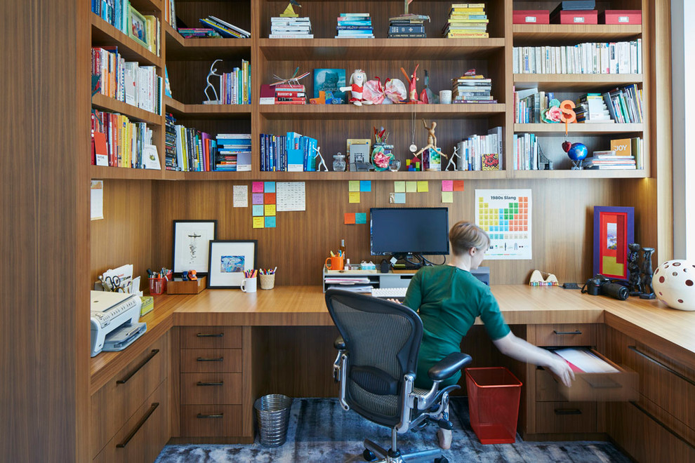 Mittelgroßes Modernes Arbeitszimmer mit Arbeitsplatz, brauner Wandfarbe, Teppichboden, Einbau-Schreibtisch und blauem Boden in New York
