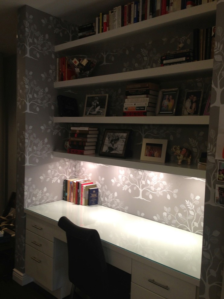 Exempel på ett litet modernt arbetsrum, med ett inbyggt skrivbord och grå väggar