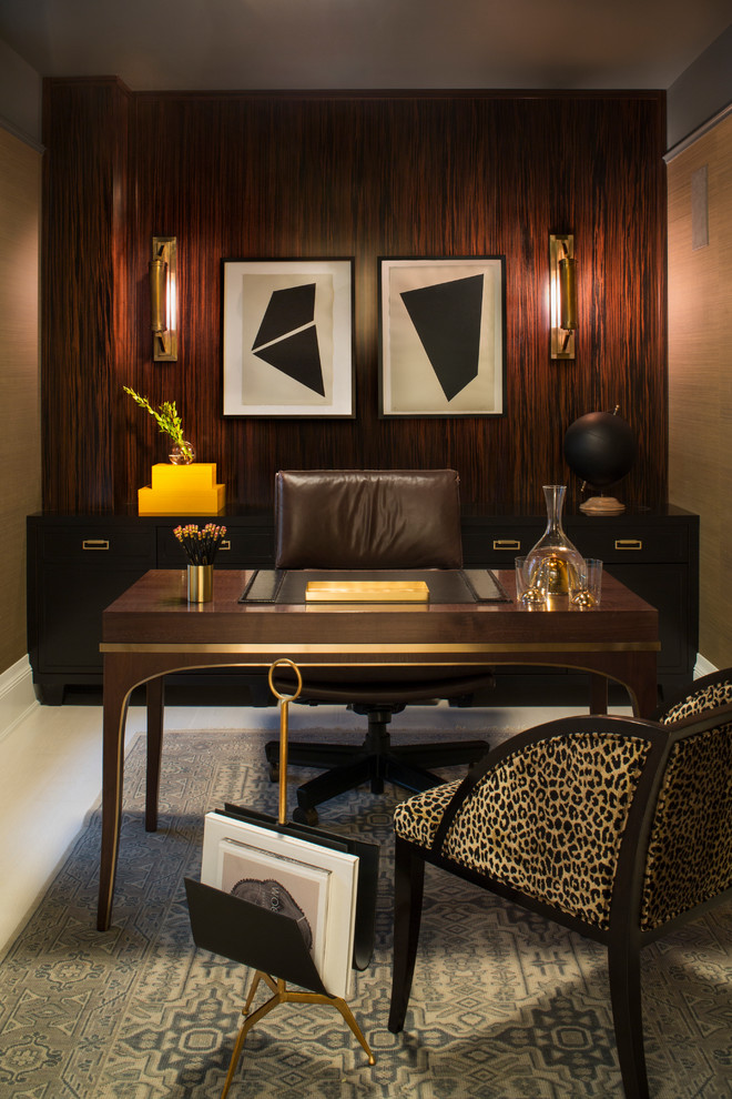 Imagen de despacho contemporáneo de tamaño medio sin chimenea con escritorio independiente, paredes marrones, suelo de baldosas de porcelana y suelo blanco