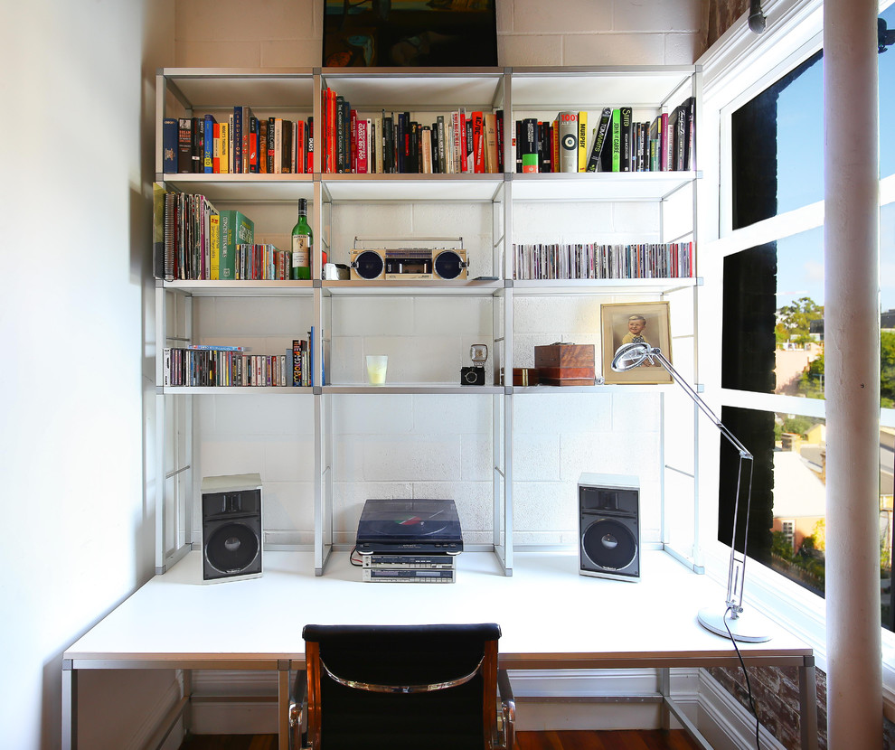 Idée de décoration pour un petit bureau design avec un mur blanc et un bureau indépendant.