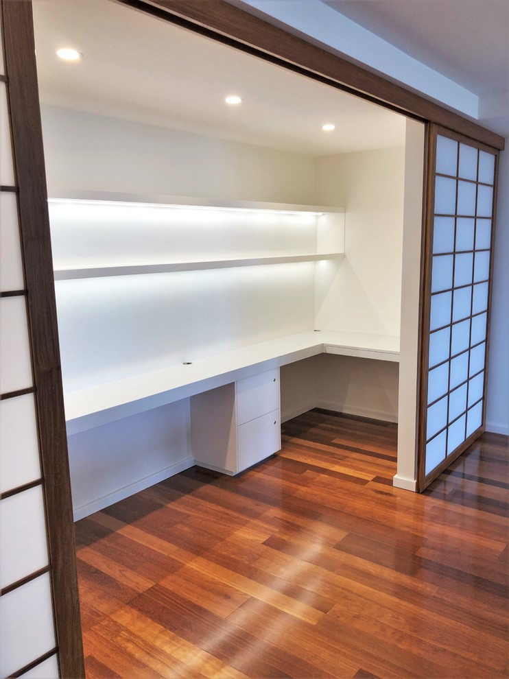 Inspiration pour un bureau design de taille moyenne avec un mur blanc, un sol en vinyl et un bureau intégré.