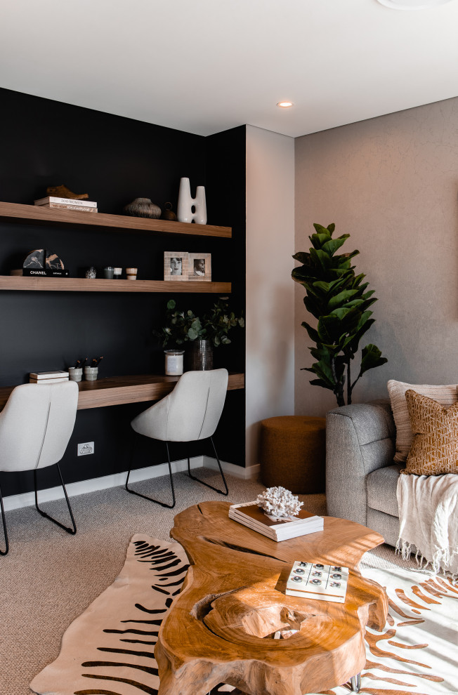 Exemple d'un bureau tendance avec un mur noir, moquette, un bureau intégré et un sol gris.