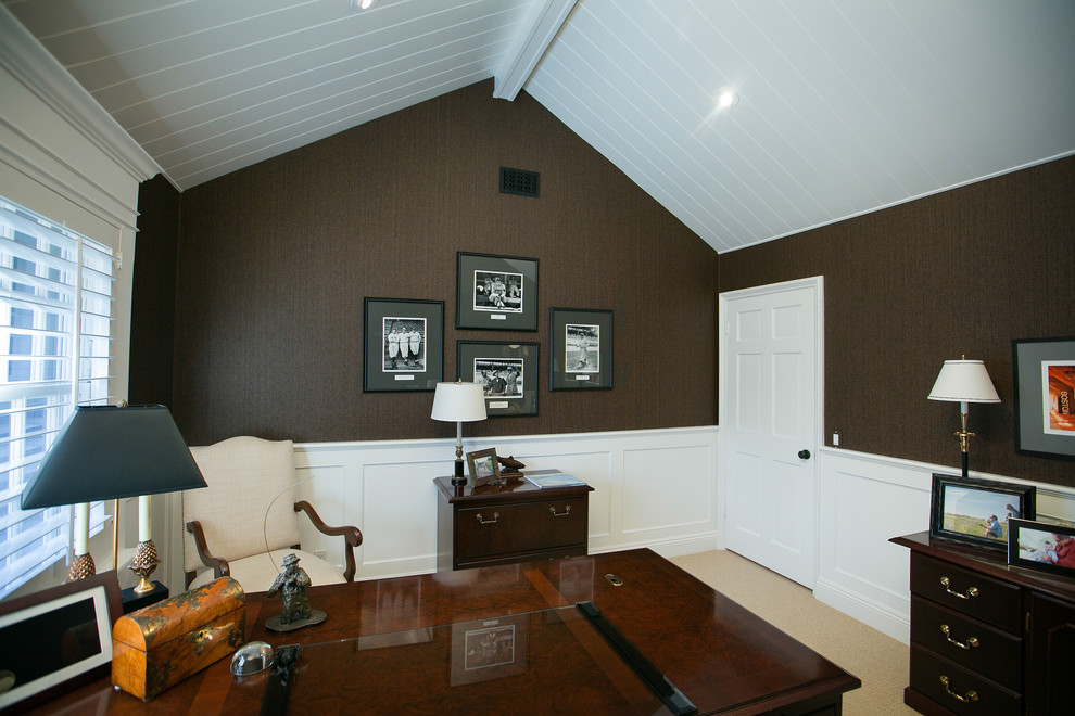 Foto di uno studio classico di medie dimensioni con pareti marroni e moquette