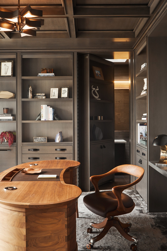 Modernes Arbeitszimmer mit Arbeitsplatz, brauner Wandfarbe, Teppichboden, freistehendem Schreibtisch und grauem Boden in Orange County