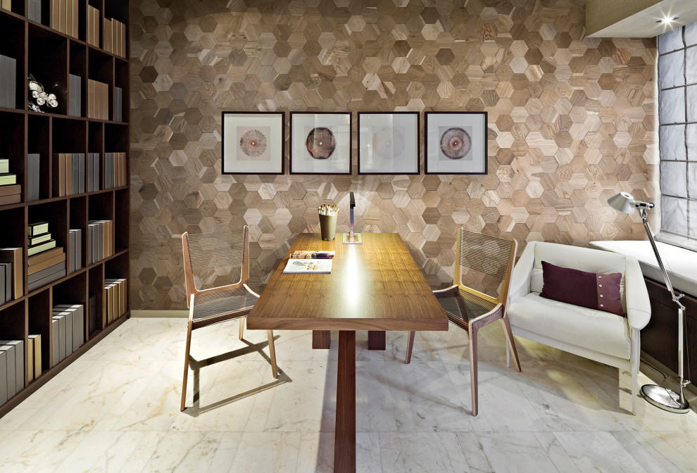 Cette image montre un bureau minimaliste en bois avec un bureau indépendant, un sol beige et du lambris.