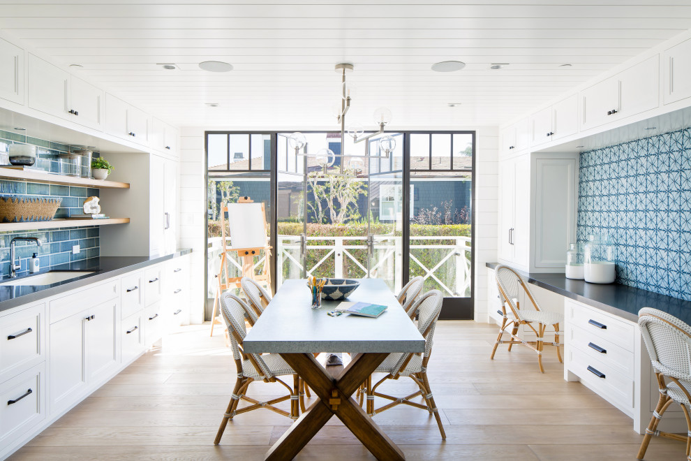 Esempio di un'ampia stanza da lavoro stile marinaro con pareti bianche, parquet chiaro, scrivania incassata e pavimento beige