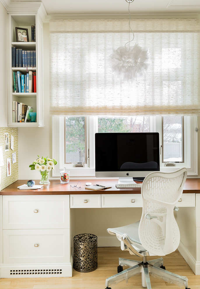 Пример оригинального дизайна: рабочее место в стиле неоклассика (современная классика) с белыми стенами, светлым паркетным полом и встроенным рабочим столом