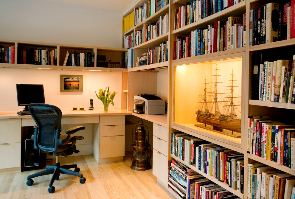 Imagen de despacho contemporáneo con escritorio empotrado