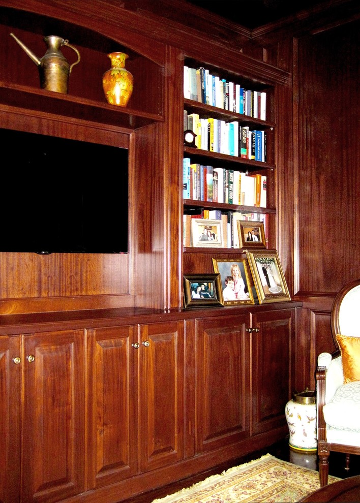 Idee per uno studio classico di medie dimensioni con libreria, parquet scuro, scrivania autoportante e pavimento marrone