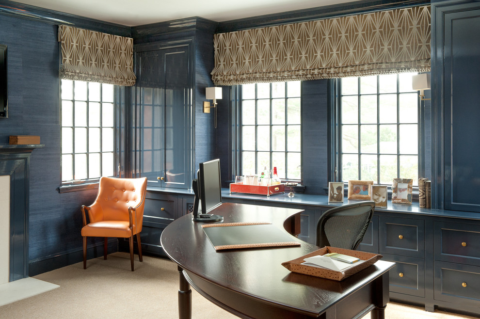 ボストンにあるトランジショナルスタイルのおしゃれなホームオフィス・書斎 (青い壁、カーペット敷き、自立型机) の写真
