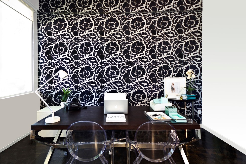 Foto de despacho moderno con paredes multicolor y escritorio independiente