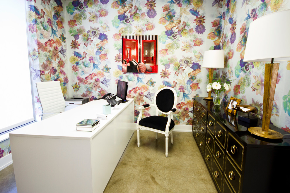 Inspiration för moderna arbetsrum, med flerfärgade väggar, heltäckningsmatta och ett fristående skrivbord