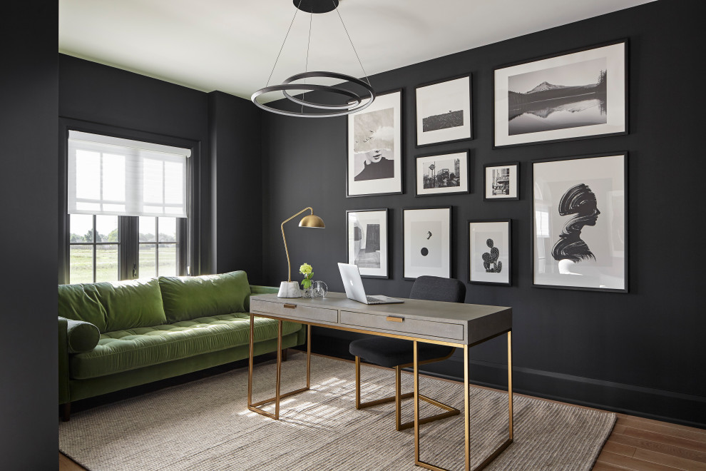 Idee per un grande studio contemporaneo con pareti nere, parquet chiaro, scrivania autoportante e pavimento beige