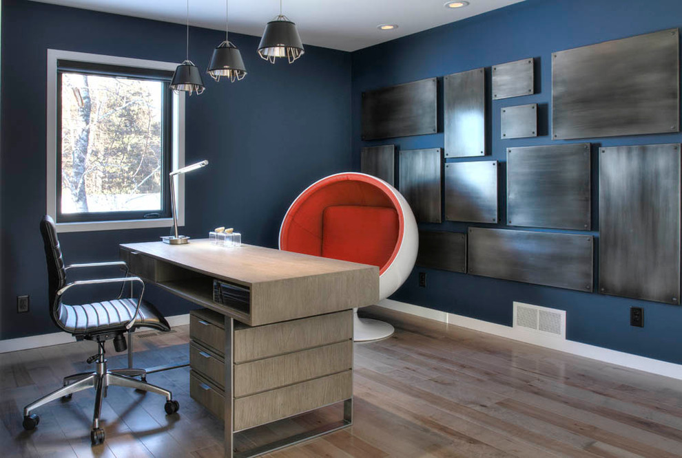 Idées déco pour un bureau moderne de taille moyenne avec un mur bleu, un sol en bois brun, aucune cheminée, un bureau indépendant et un sol marron.