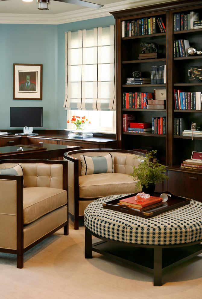 Modelo de despacho clásico renovado grande con paredes azules, moqueta y escritorio independiente