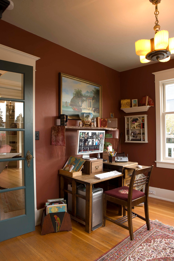 Источник вдохновения для домашнего уюта: рабочее место среднего размера в классическом стиле с красными стенами, светлым паркетным полом и отдельно стоящим рабочим столом без камина