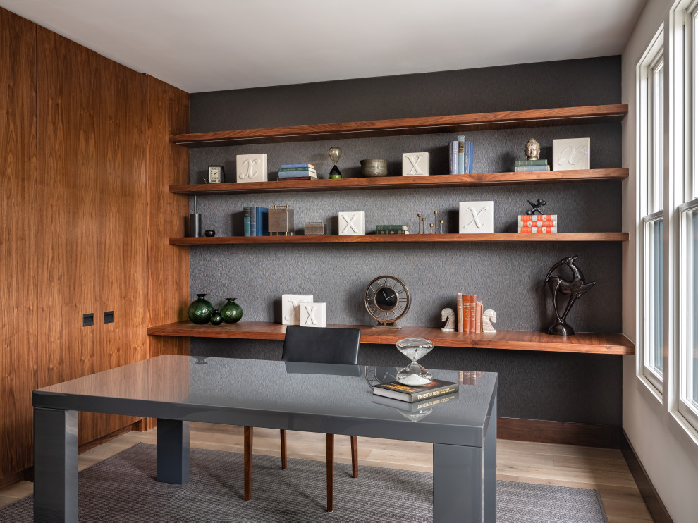 Inspiration för ett funkis arbetsrum, med grå väggar, ljust trägolv, ett fristående skrivbord och beiget golv