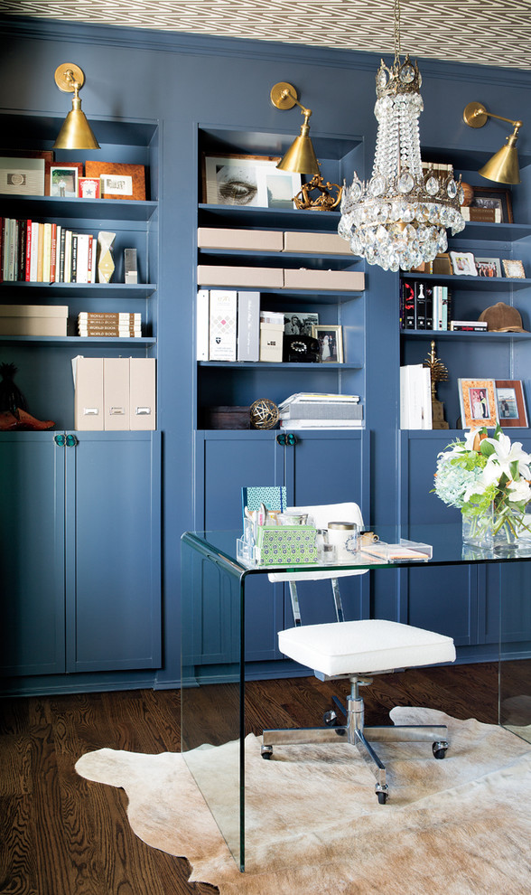 Cette photo montre un petit bureau chic avec un mur bleu, parquet foncé et un bureau indépendant.