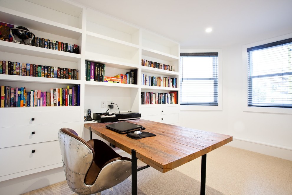 Idee per uno studio moderno con pareti bianche, moquette e scrivania autoportante