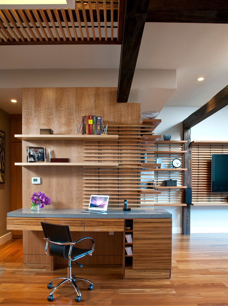 Пример оригинального дизайна: рабочее место в современном стиле с коричневыми стенами, светлым паркетным полом и встроенным рабочим столом
